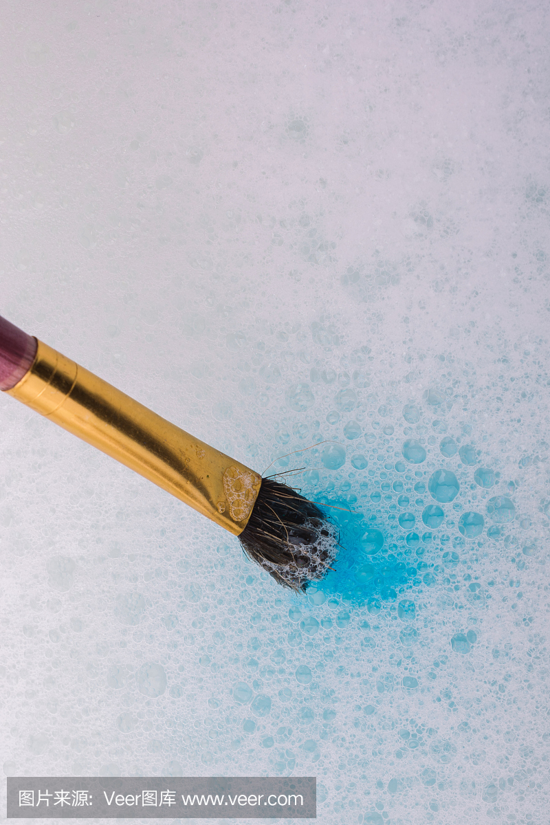 画笔一接触水,颜料就溶解